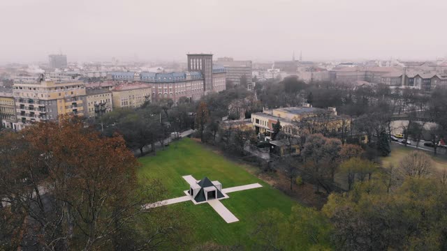 鸟瞰图公园旁边的城市未来主义现代纪念碑建筑。视频下载