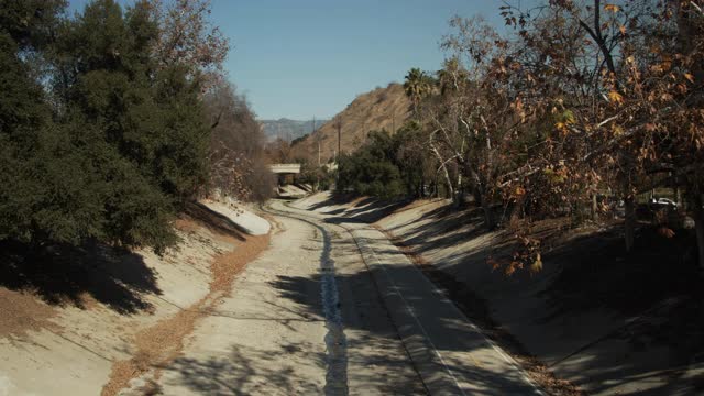 自行车道步行河，桥，山在洛杉矶公园视频下载