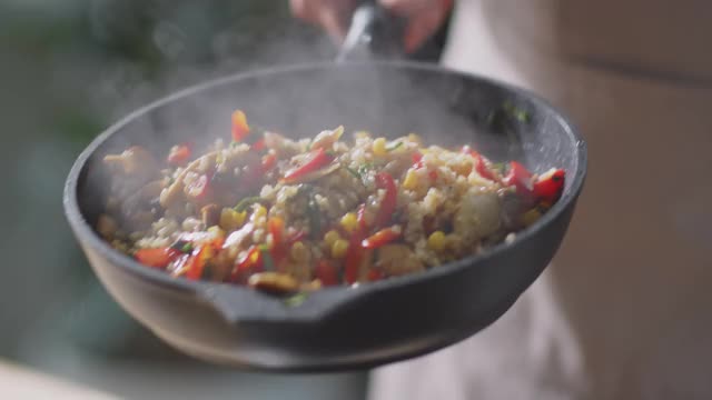 厨师在煎锅上搅拌食物视频素材