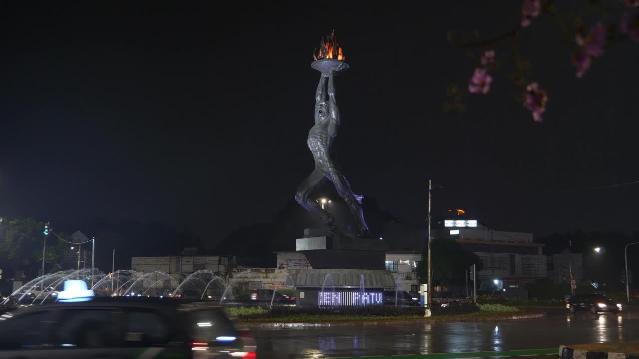 夜晚的时间照亮雅加达城市交通、街道圈中央纪念碑4k全景印度尼西亚视频素材