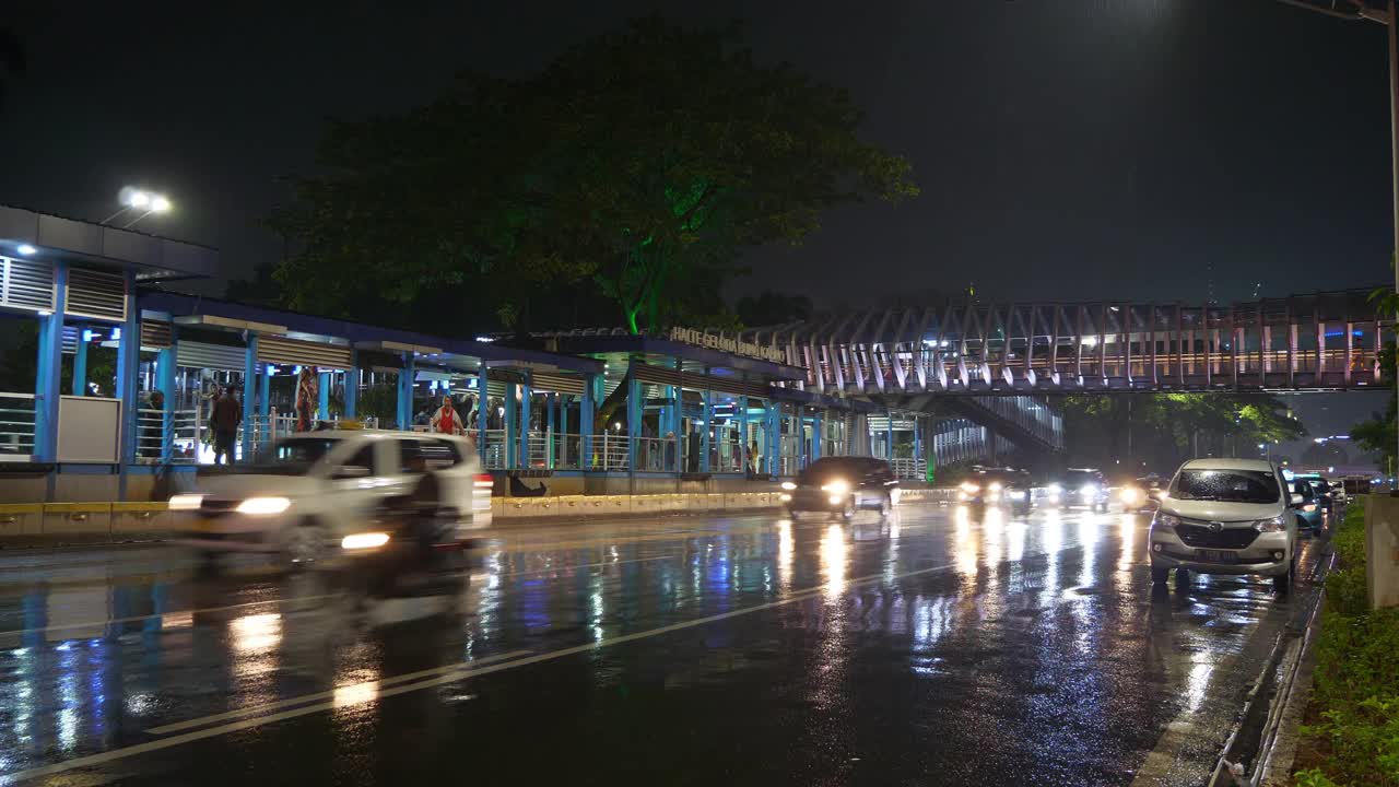 雨夜雅加达市区灯火通明，交通大街，著名的步行桥全景4k印尼视频素材