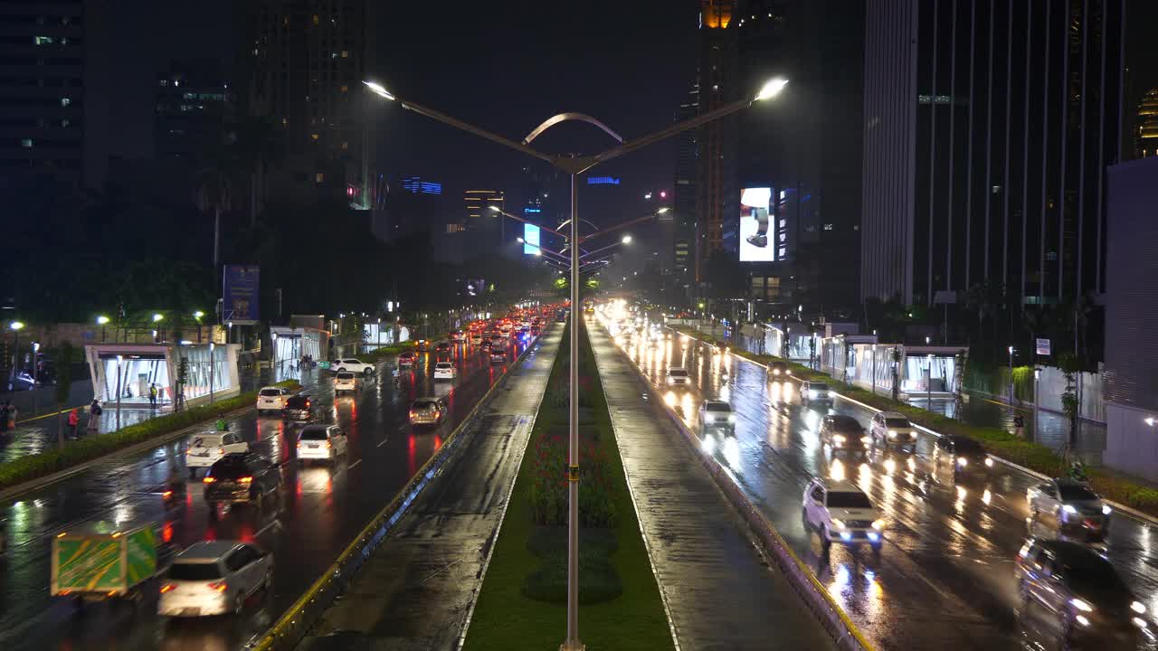 雨夜时间照明雅加达市中心交通街道大道顶部4k全景印尼视频素材