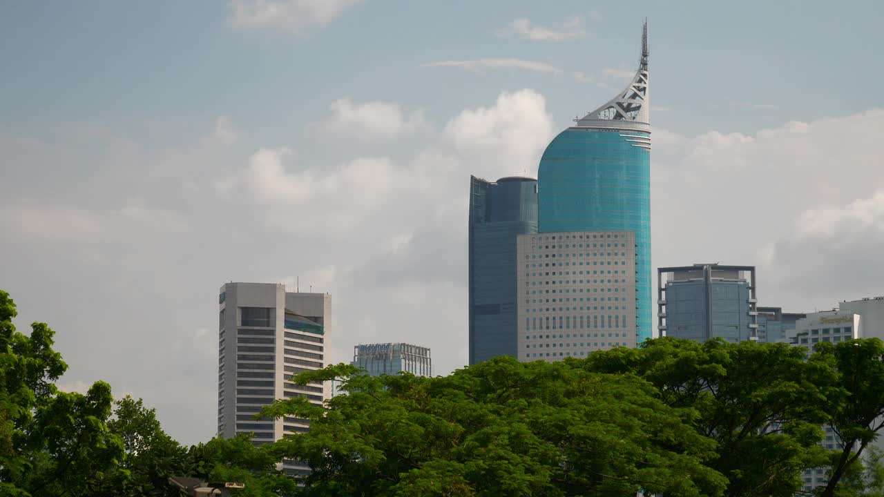 夏日雅加达市中心市中心建筑慢镜头4k印尼全景视频素材