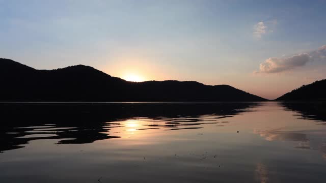 乡村景色日落自然背景天空，河流和山视频素材