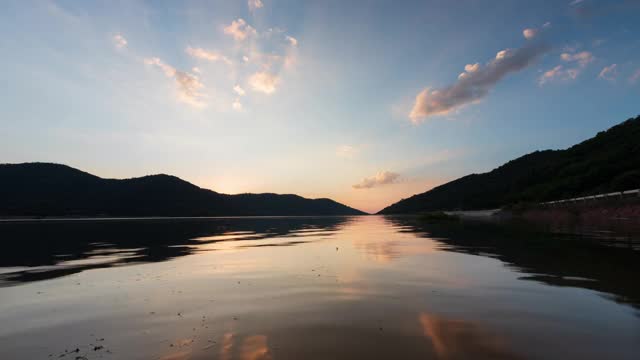 时间流逝后日落自然背景天空，河流和山在傍晚视频素材