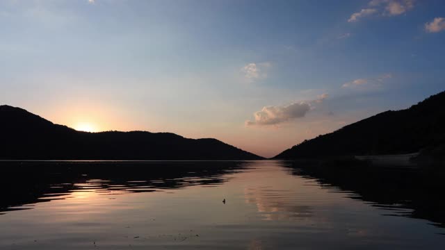 乡村景色日落自然背景天空，河流和山视频素材