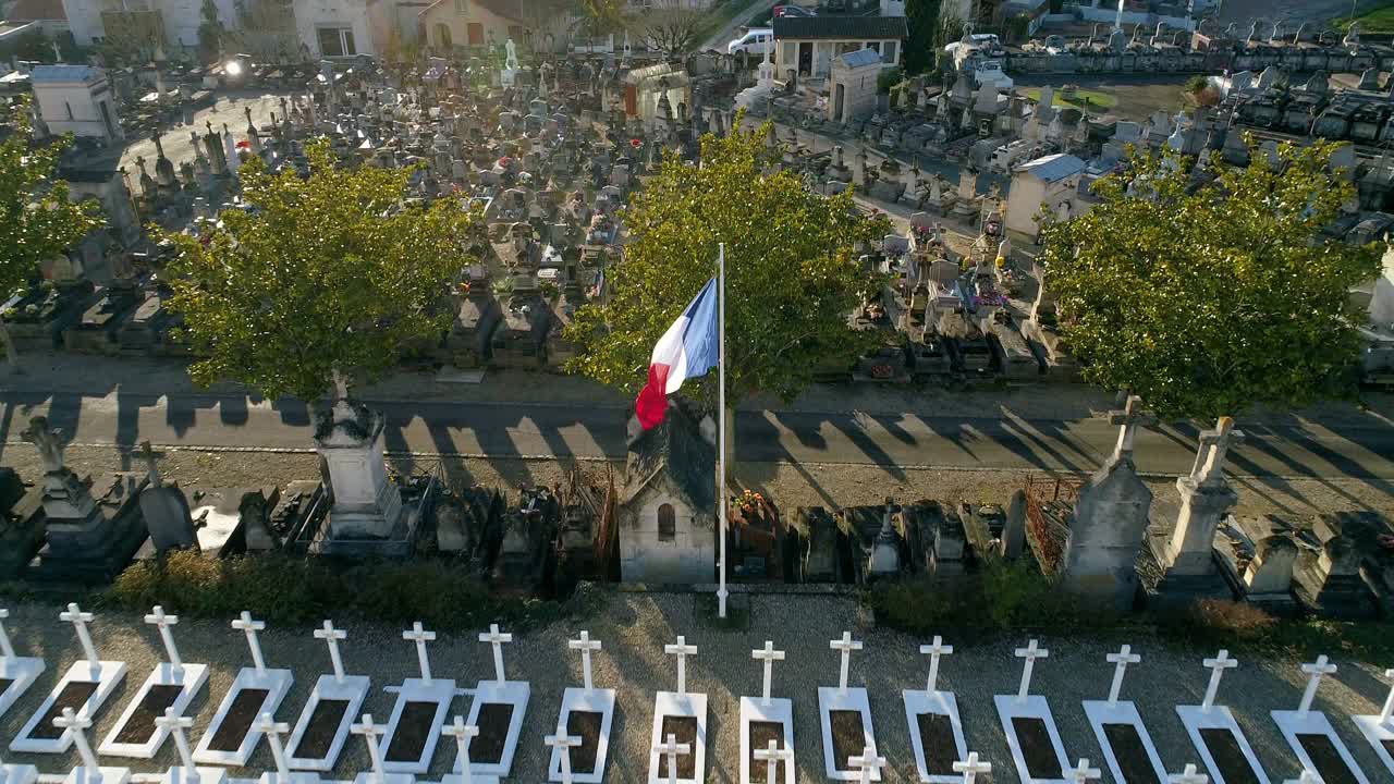 法国阿根基督教墓地上空的飞行视图。我们可以在空中无人机的阳光下看到一排排的坟墓视频素材