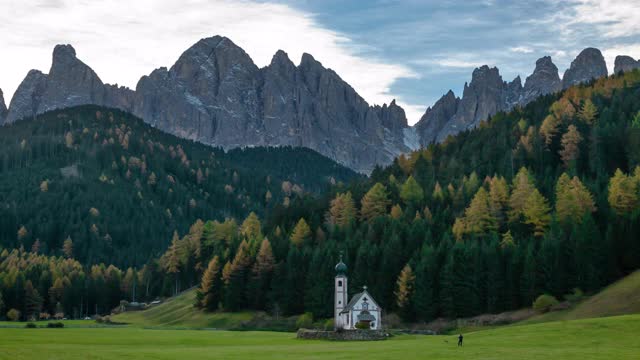 意大利Dolomites的Val di Funes圣马达莱纳教堂。视频下载