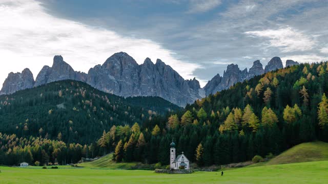 意大利Dolomites的Val di Funes圣马达莱纳教堂。视频下载