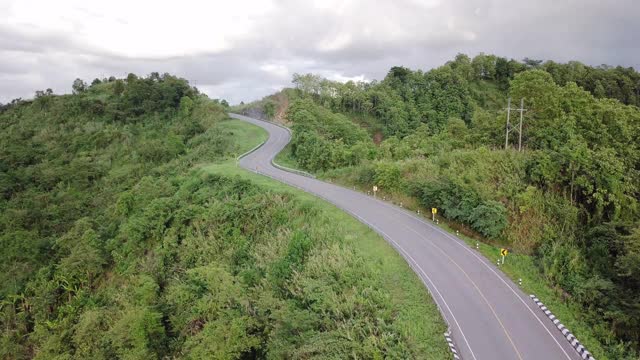 4K:无人机拍摄的泰国南省山区的道路视频素材