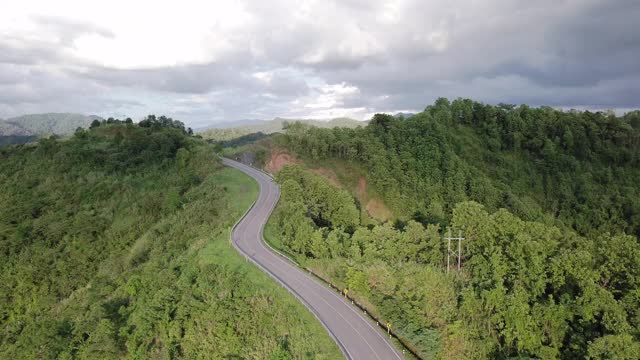 4K:无人机拍摄的泰国南省山区的道路视频下载