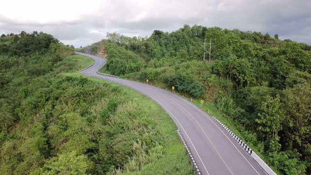 4K:无人机拍摄的泰国南省山区的道路视频下载