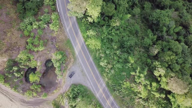 4K:无人机拍摄的泰国南省山区的道路视频素材