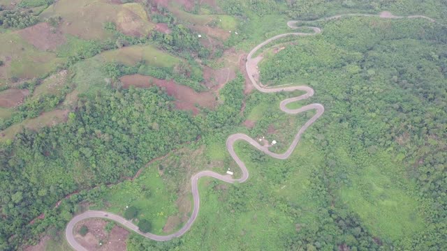 4K:无人机拍摄的泰国碧差汶省山坡上的道路视频下载