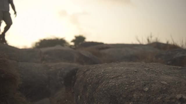 徒步旅行和露营概念。剪影视频，一群四男四女徒步和登山的人在晚上徒步旅行。视频素材