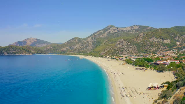 鸟瞰图的蓝色海洋和海滩Oludeniz，费特耶，土耳其。鸟瞰图4 k。视频素材