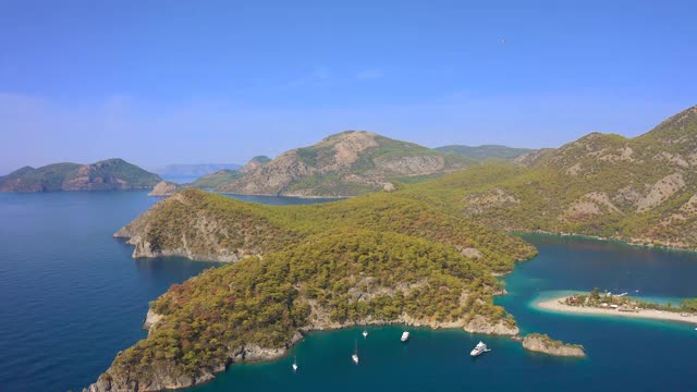 鸟瞰图的蓝色泻湖在Oludeniz，绿松石海岸西南，费特耶地区土耳其。晴朗的夏日，天空湛蓝。鸟瞰图4 k。视频素材