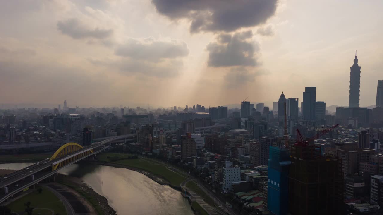 太阳光傍晚台北市景市中心滨江航空全景4k时间推移台湾视频素材