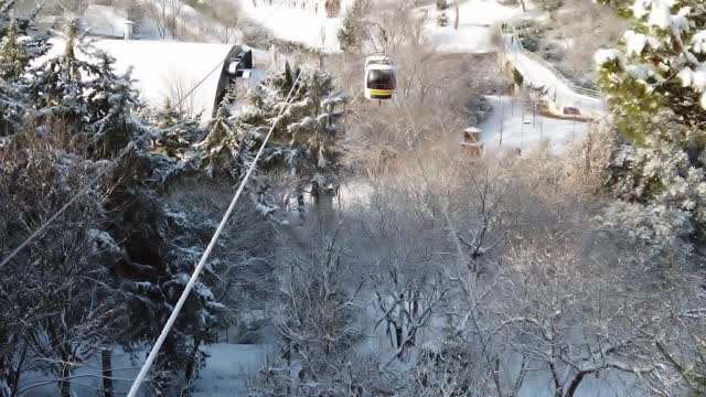 雪在伊斯坦布尔。冬季景观来自macka民主和公共公园的冬季季节。视频素材