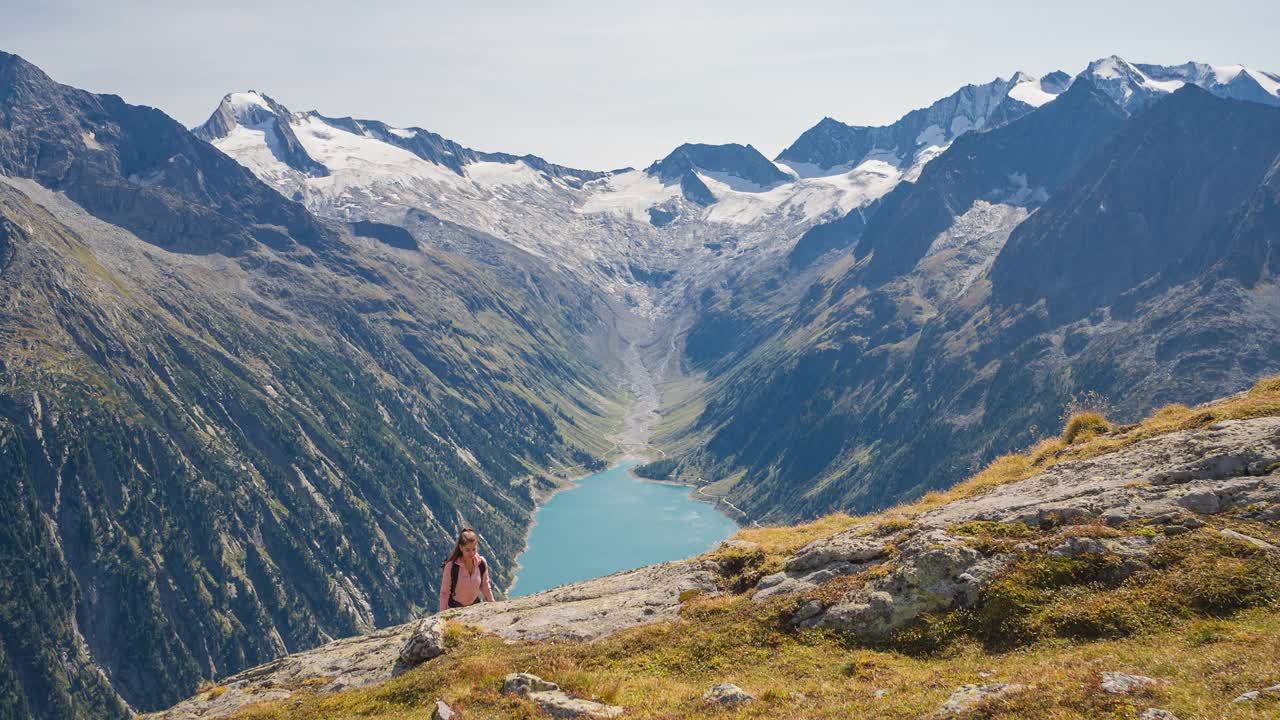 身体意识的女人运动员徒步旅行在自然户外在风景如画的山区地形视频素材