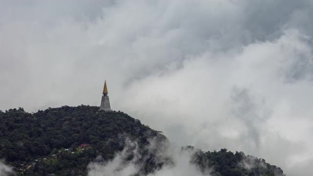 雾和高层云的时间流逝在泰国普图贝尔山顶，雾超过山峰和森林。雨后自然视频素材