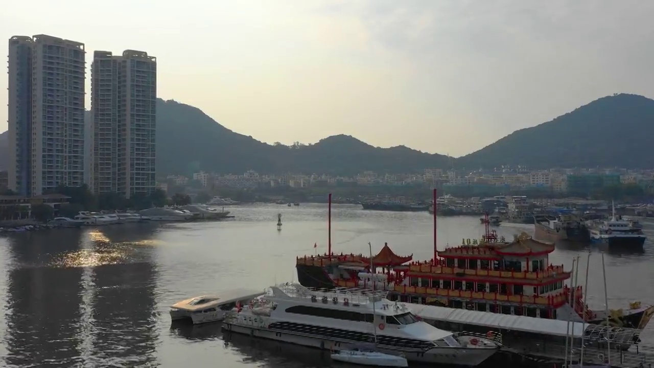 日落时间海南岛三亚船码头航拍湾全景4k中国视频素材