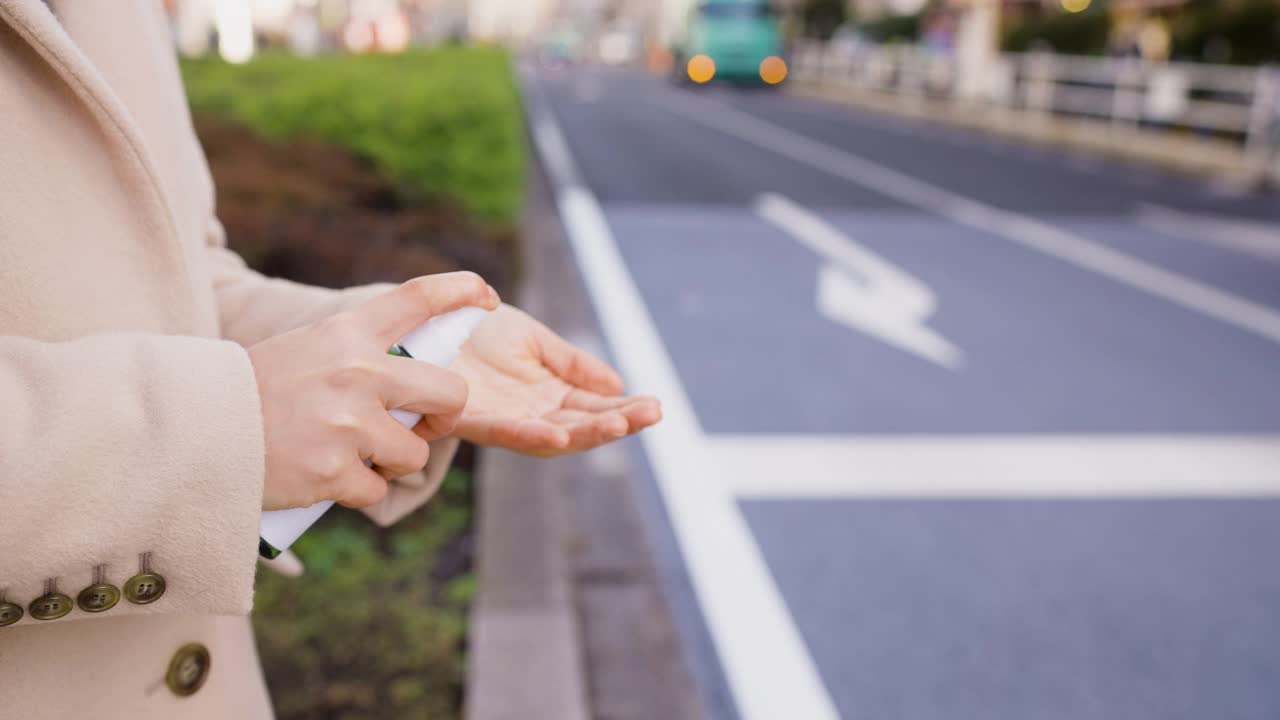 女人用洗手液消毒双手视频素材