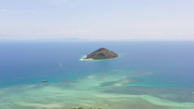 热带岛屿和蓝色的海洋。菲律宾、三宝颜视频素材