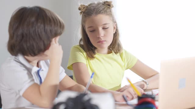 漂亮的白人女学生听男学生分享秘密的肖像。可爱的同学在学校里闲聊。友谊教育理念。视频素材