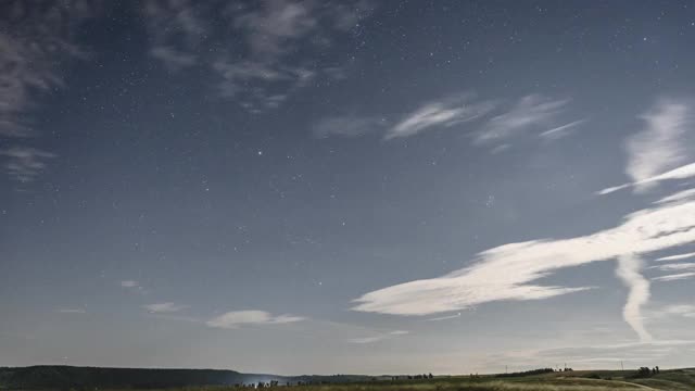 移动的星星在夜空和云视频素材