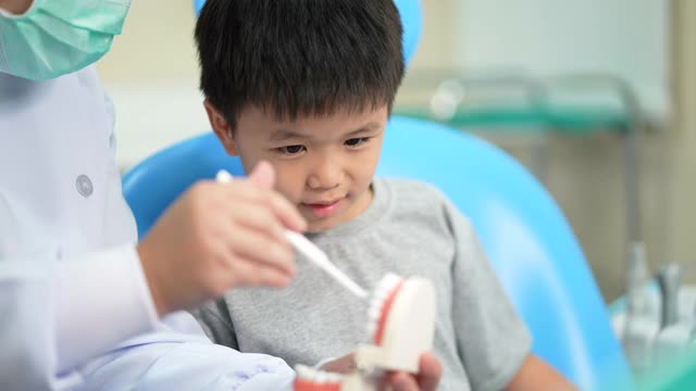 亚洲小孩在牙科诊所看牙医。牙科检查和保健的概念视频素材