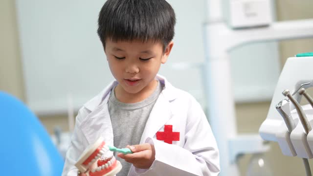 亚洲小孩在牙科诊所看牙医。牙科检查和保健的概念视频素材