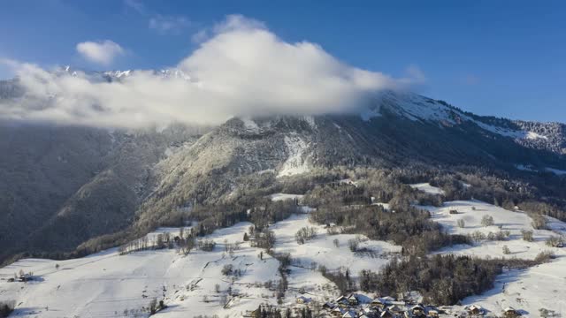 登特康斯山麓的村庄上空飘浮着令人印象深刻的云朵视频素材