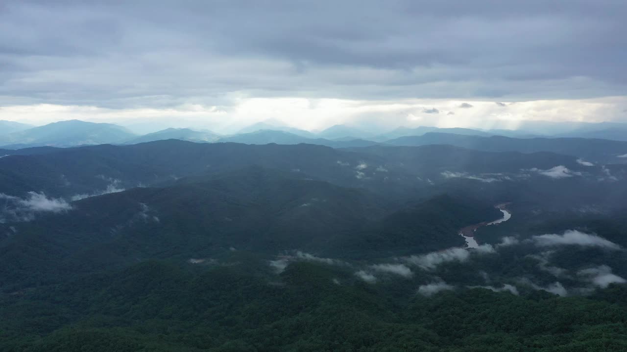 清晨鸟瞰图雾云拖在一个春天的早晨视频素材