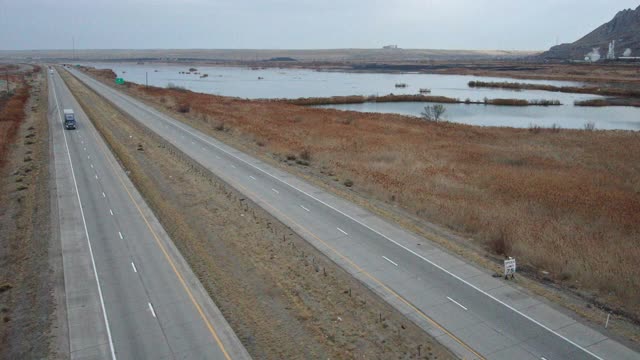 双向高速公路上的长途半挂卡车视频素材