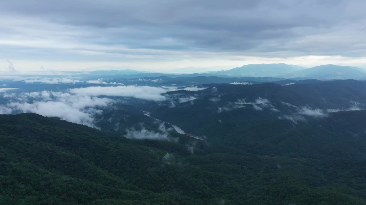 清晨鸟瞰图山上朦胧的黎明视频素材