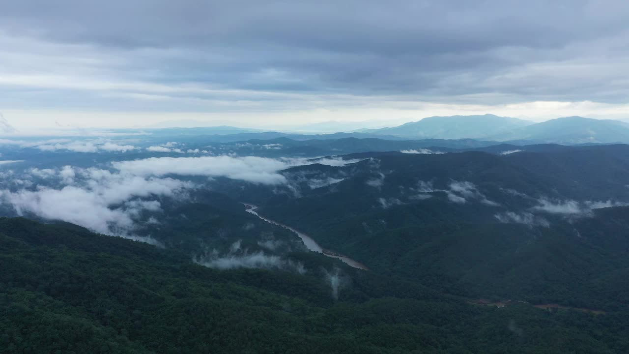 鸟瞰图薄雾晨山视频素材