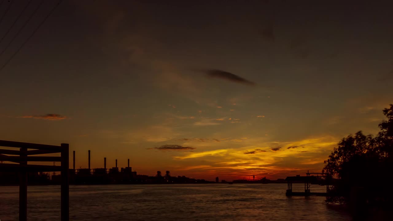 美丽的日出在河上，时间流逝拍摄视频素材