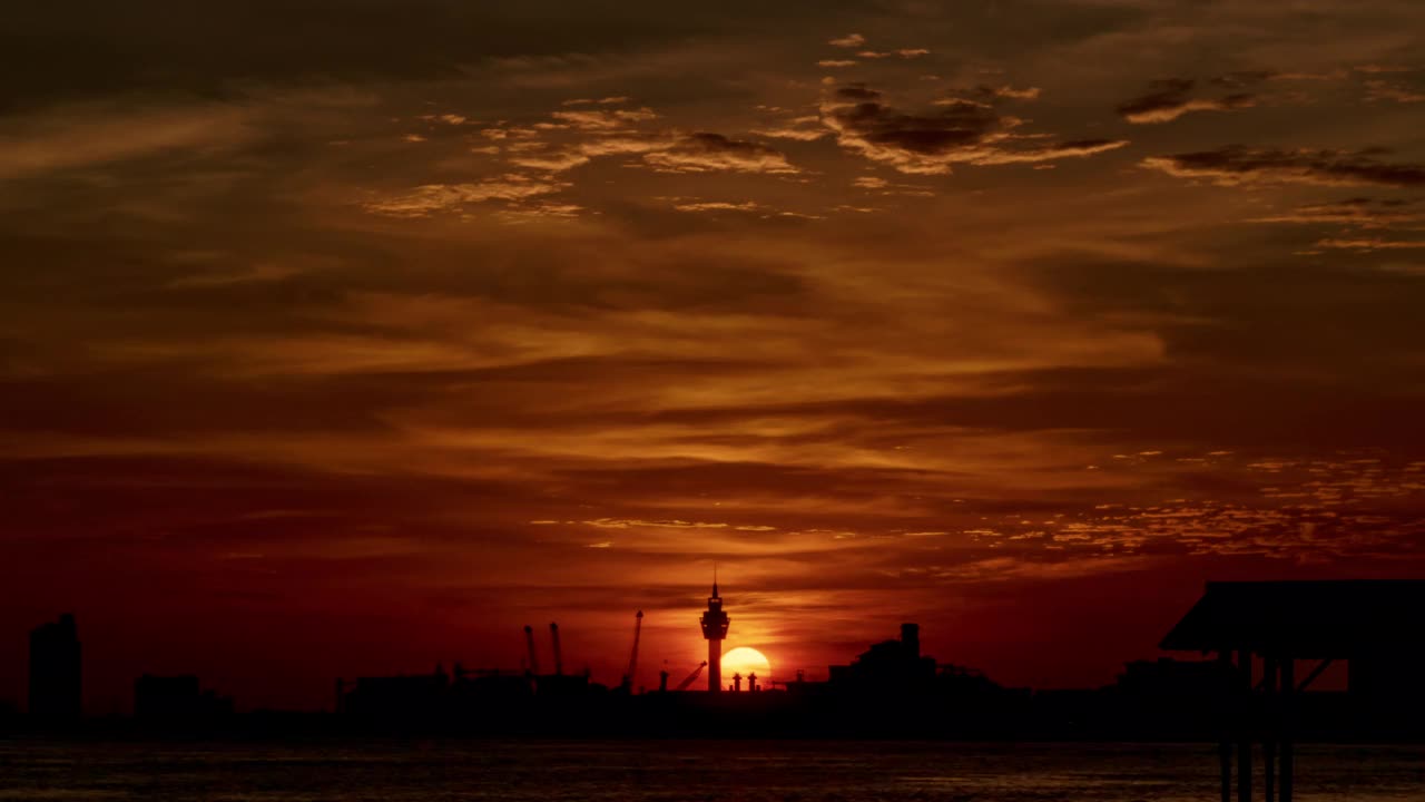 美丽的日出在河上，时间流逝拍摄视频素材