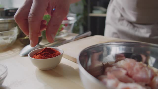 烹饪前往生鸡肉里加香料的人视频素材