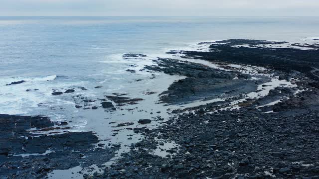 寒冷的海洋和岩石海岸的极地气候。鸟瞰图。视频素材