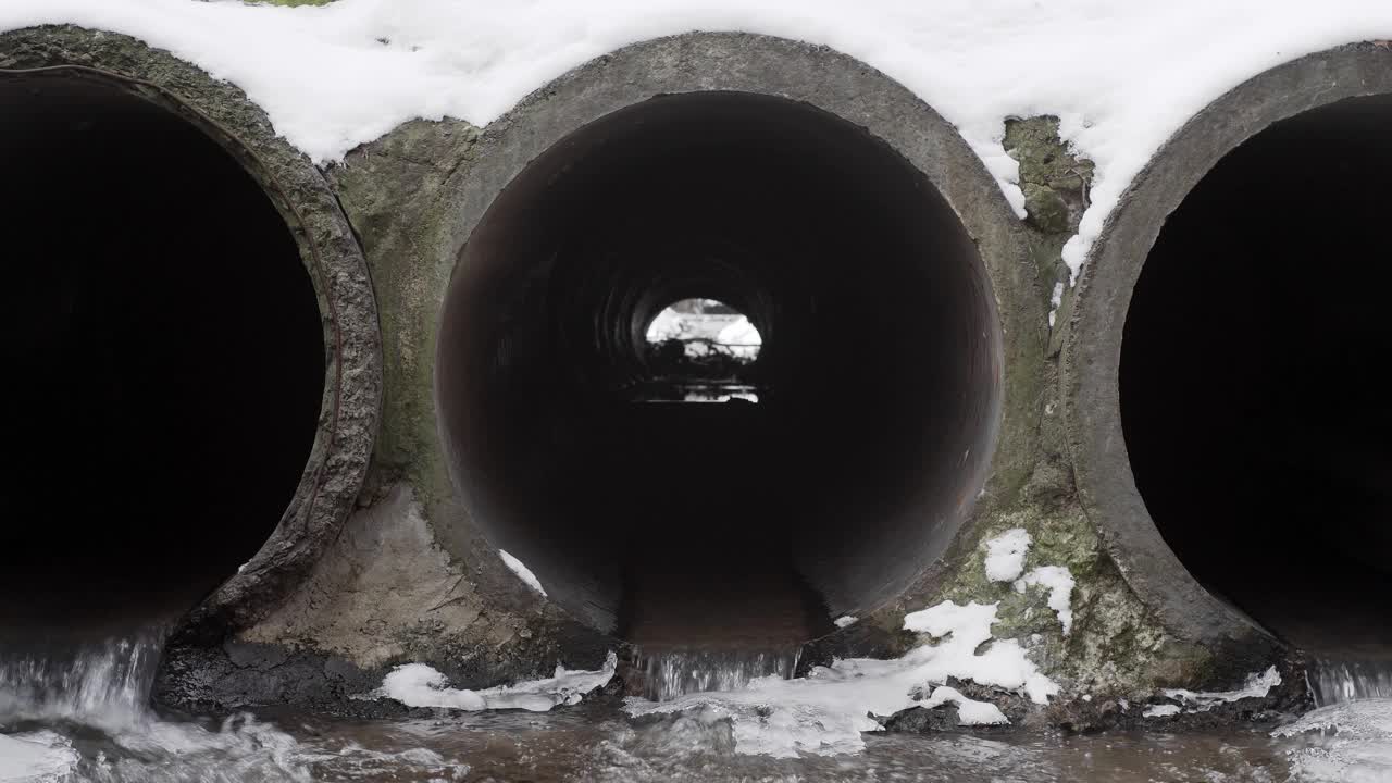 混凝土排水管清除融化的雪和冰。视频素材