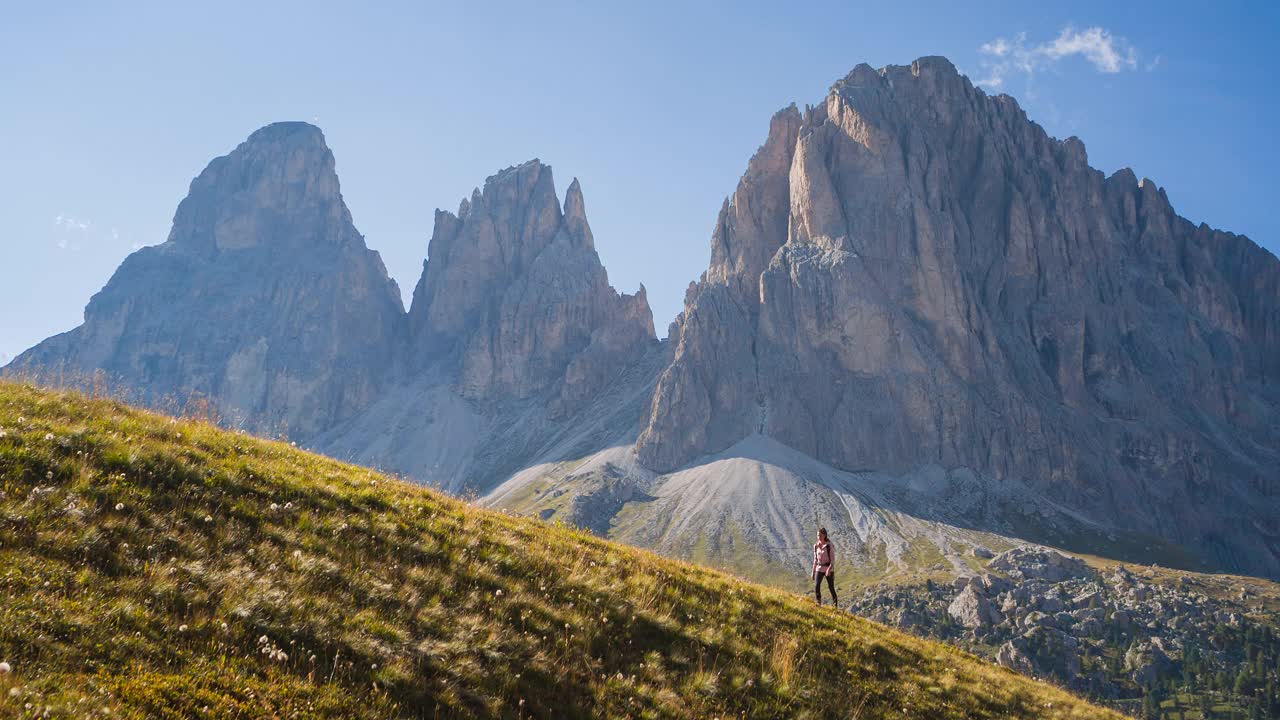 身体意识的女人徒步旅行在自然户外在风景如画的山区地形视频素材