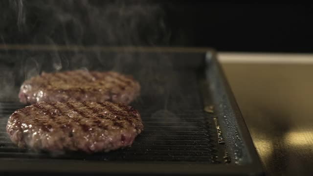 餐馆里的快餐。美味的肉为汉堡煎烤锅家庭厨房视频素材