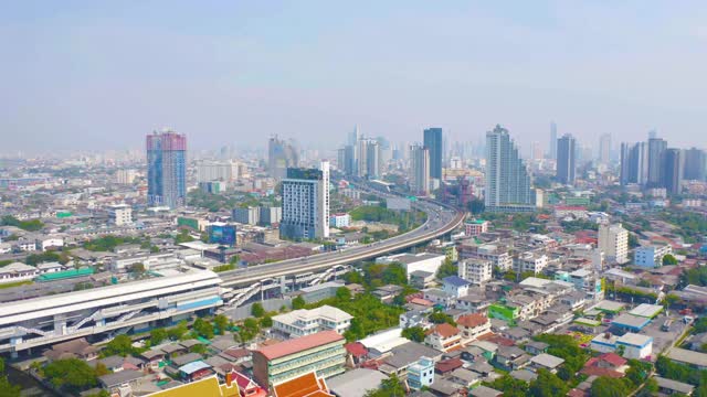 鸟瞰图曼谷市区天际线与道路街道。泰国。亚洲智慧城市的金融区和商业中心。摩天大楼和高层建筑。视频素材