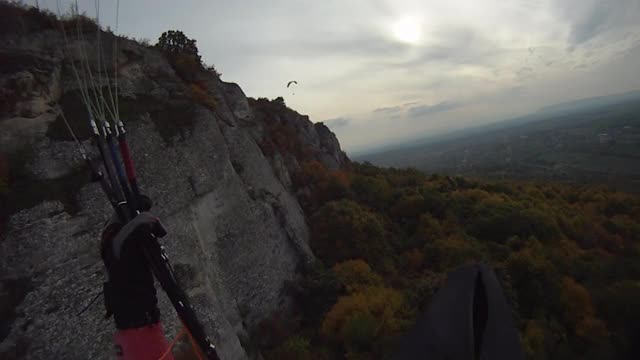 滑翔伞飞行员在半空中飞行，在天空中飞行。越野飞行员在极限运动和冒险。视频素材