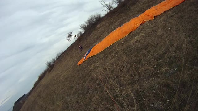 滑翔伞飞行员在半空中飞行，在天空中飞行。越野飞行员在极限运动和冒险。视频素材