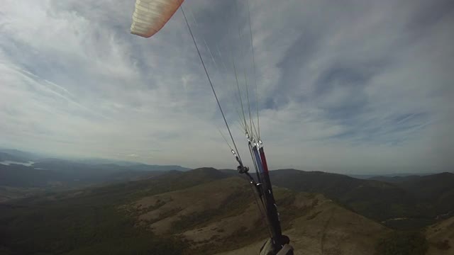 滑翔伞飞行员在半空中飞行，在天空中飞行。越野飞行员在极限运动和冒险。视频素材