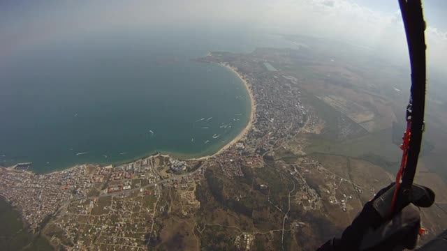 滑翔伞飞行员在半空中飞行，在天空中飞行。越野飞行员在极限运动和冒险。视频素材