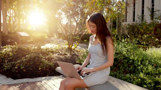 亚洲女大学生在做家庭作业视频素材